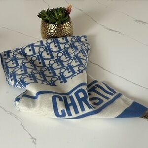 Fashion Dior Blue and White Scarf
65% cashmere 35% silk